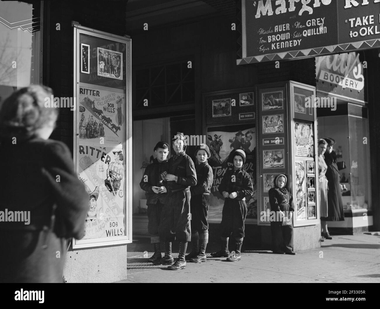 Kinder im Movie House am Samstagnachmittag, Beaver Falls, Pennsylvania, USA, Jack Delano, U.S. Farm Security Administration, Januar 1940 Stockfoto Kinder im Movie House am Samstagnachmittag, Beaver Falls, Pennsylvania, USA, Jack Delano, U.S. Farm Security Administration, Januar 1940 Stockfoto