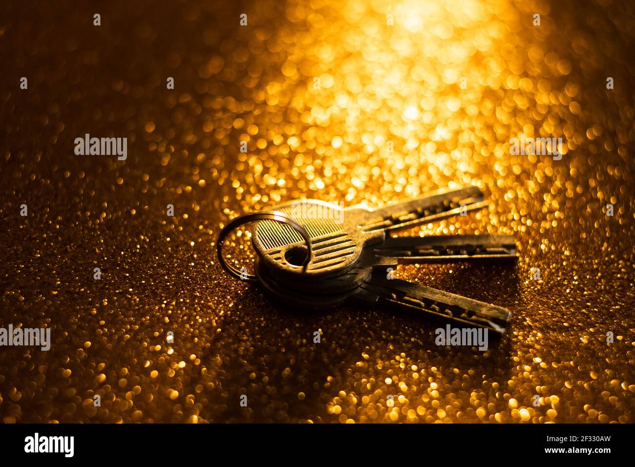 Schlüssel auf goldenem Hintergrund Stockfoto