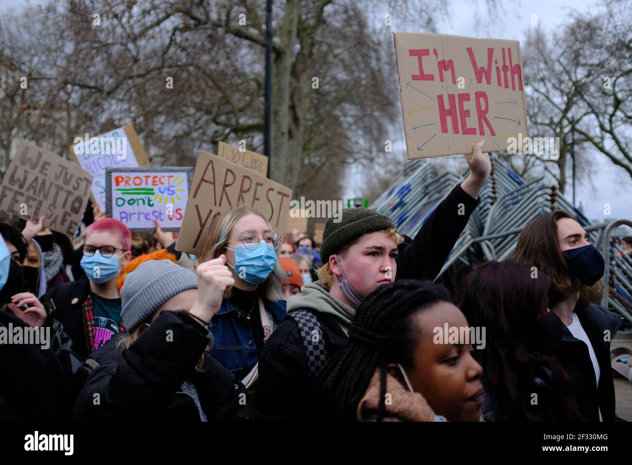 LONDON - 14th. MÄRZ 2021: Protest vor New Scotland Yard gegen Polizeibrutalität und für Frauenrechte. Stockfoto