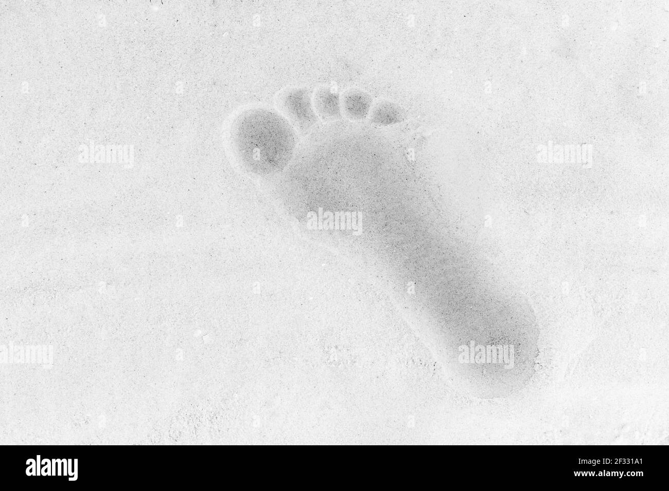 Trail von einem Mann Fuß auf weißen Strand Sand Hintergrund. Stockfoto