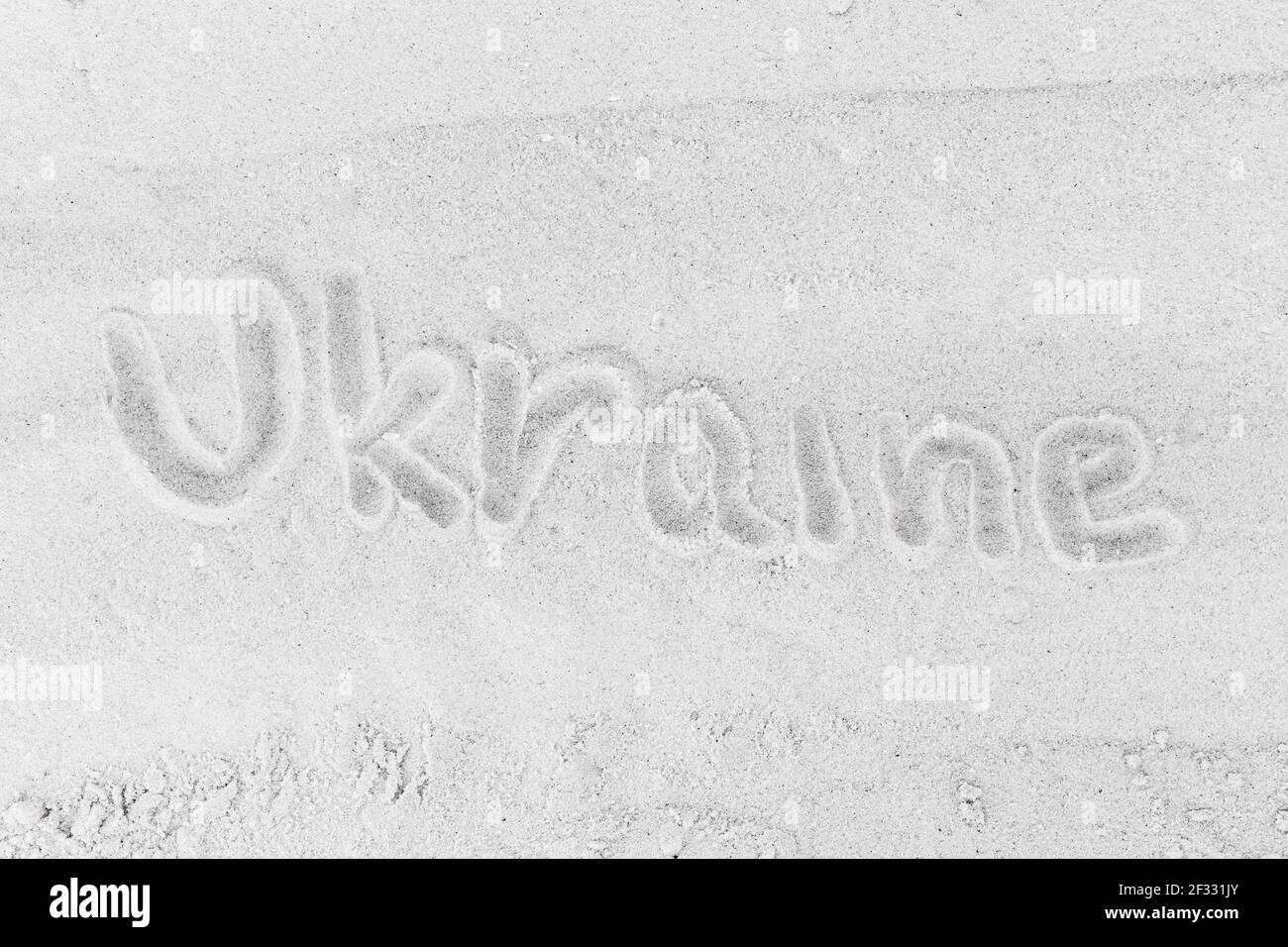 Das Wort ukrainische Zeichen oder Symbol auf weißen Strand Sand in der Nähe geschrieben. Stockfoto