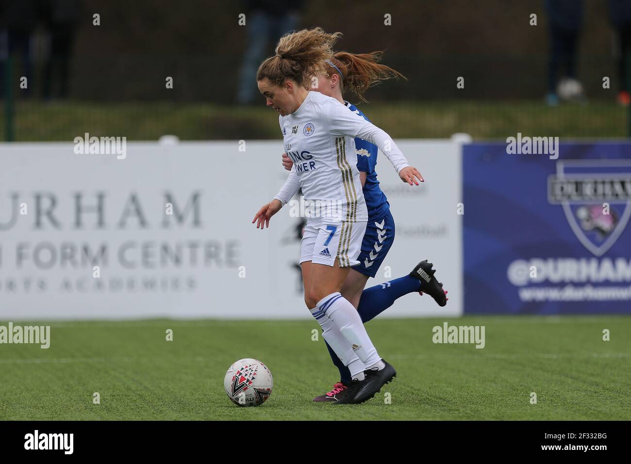 DURHAM CITY, GROSSBRITANNIEN. MÄRZ 14th Charlie DEVLIN von Leicester City in Aktion mit Kathryn Hill von Durham Women während des FA Women's Championship Matches zwischen dem Durham Women FC und Leicester City im Maiden Castle, Durham City am Sonntag, 14th. März 2021. (Kredit: Mark Fletcher, Mi News) Kredit: MI Nachrichten & Sport /Alamy Live Nachrichten Stockfoto