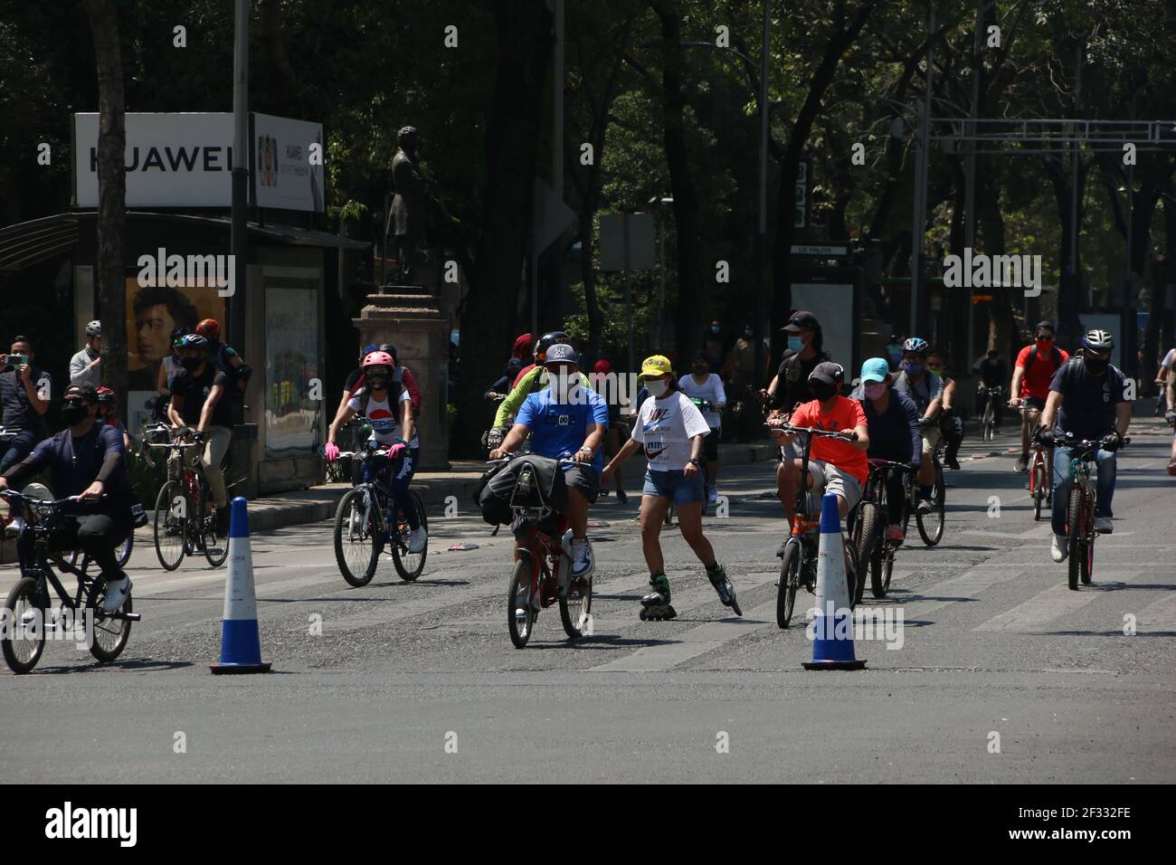 Mexiko-Stadt, Mexiko. März 2021, 14th. Die Fahrradtour, die jeden Sonntag in der Stadt stattfindet, ist endlich geöffnet, nachdem sie ein Jahr lang wegen des Coronavirus-Ausbruchs abgesagt wurde, können wir sehen, wie die sanitären Maßnahmen ergriffen wurden. Masken, Desinfektionsmittel und alle Fahrräder, die gereinigt werden. Quelle: Andrea Quintero/Alamy Live News Stockfoto