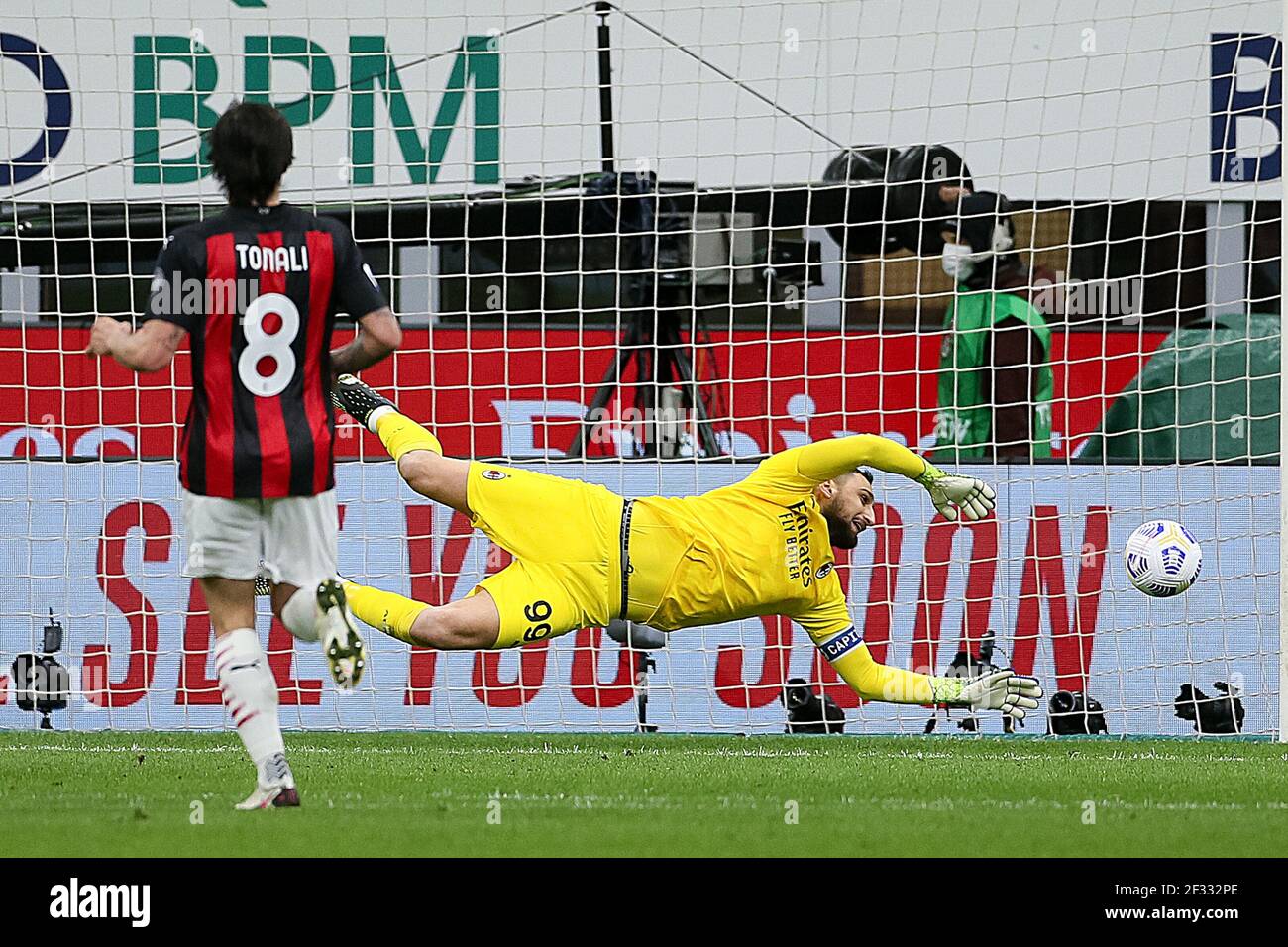 MAILAND, ITALIEN - MÄRZ 14: Torwart Gianluigi Donnarumma von AC Mailand während der Serie EIN Spiel zwischen AC Mailand und Neapel im Stadio Giuseppe Meazza auf Stockfoto