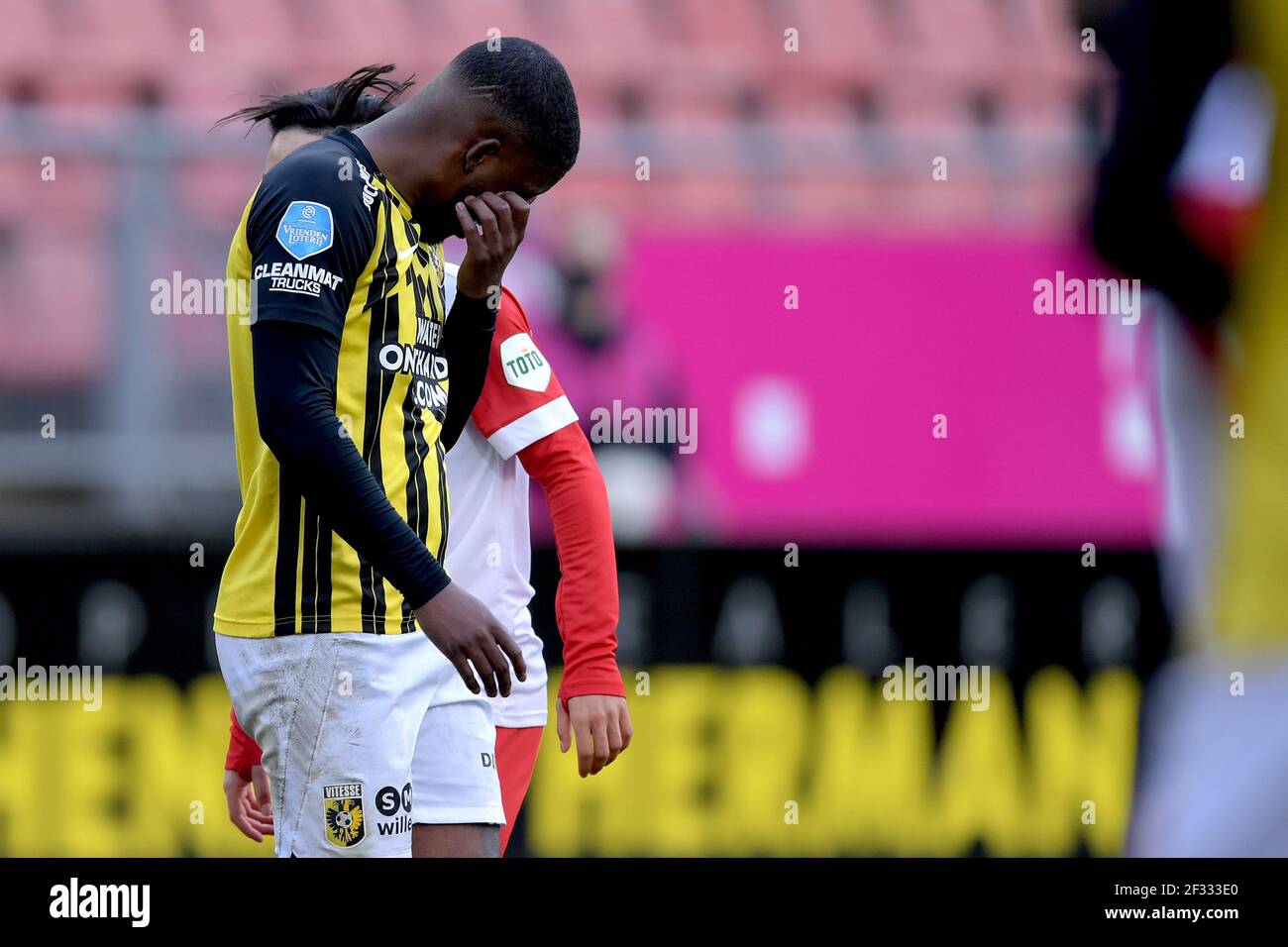 UTRECHT, NIEDERLANDE - MÄRZ 14: Riechedly Bazoer von Vitesse während des niederländischen Eredivisie-Spiels zwischen FC Utrecht und Vitesse im Stadion Galgenwaard o Stockfoto