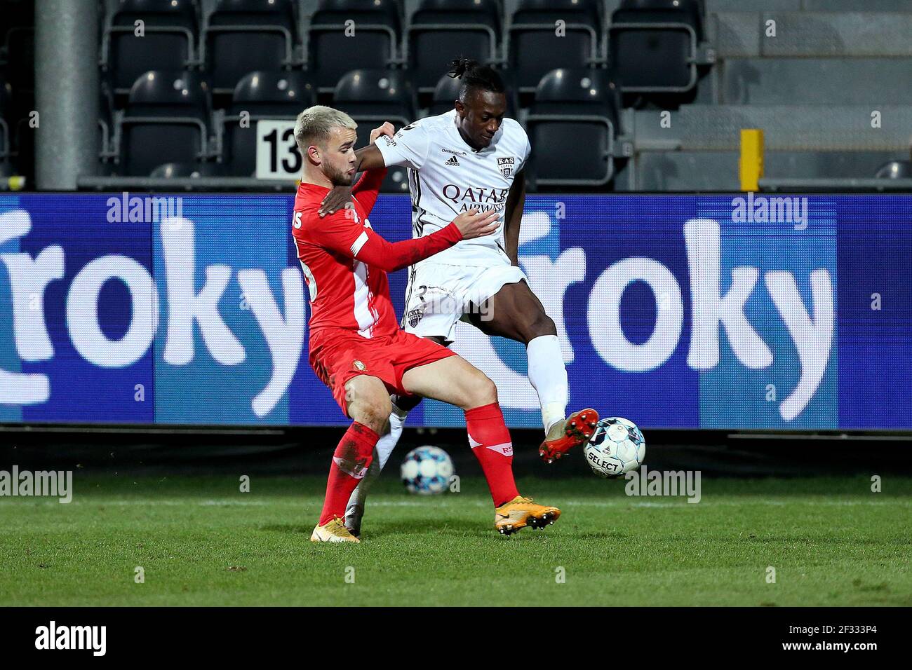 EUPEN, BELGIEN - MÄRZ 13: Amara Baby von KAS Eupen, Micolas Raskin von Standard de Liege während des Croky Cup-Spiels zwischen KAS Eupen und Standard Lie Stockfoto