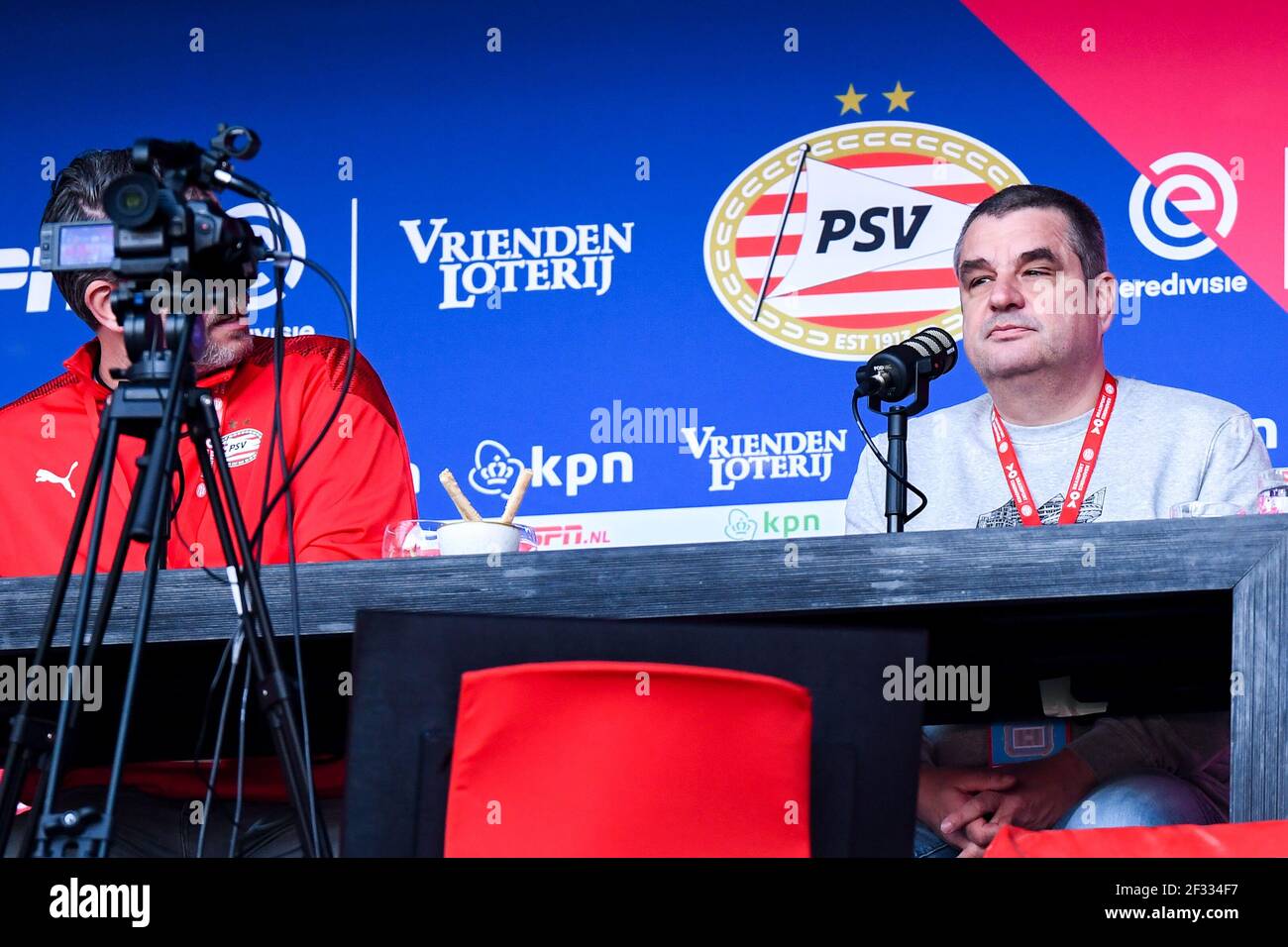 EINDHOVEN, NIEDERLANDE - MÄRZ 14: MC Kamera, Frank Lammers während des niederländischen Eredivisie-Spiels zwischen PSV Eindhoven und Feyenoord Rotterdam bei Philips Stockfoto