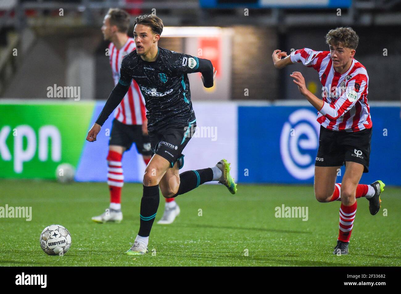 ROTTERDAM, NIEDERLANDE - MÄRZ 13: David Min von RKC Waalwijk und Sven Mijnans von Sparta Rotterdam während des niederländischen Eredivisie-Spiels zwischen Sparta Rot Stockfoto