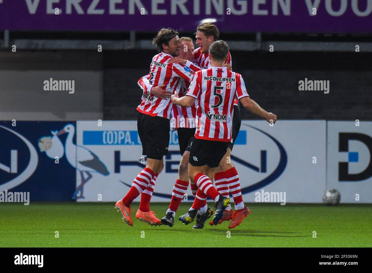 ROTTERDAM, NIEDERLANDE - MÄRZ 13: Team von Sparta Rotterdam feiert das Tor von Tom Beugelsdijk von Sparta Rotterdam während des niederländischen Eredivisie-Spiels Stockfoto