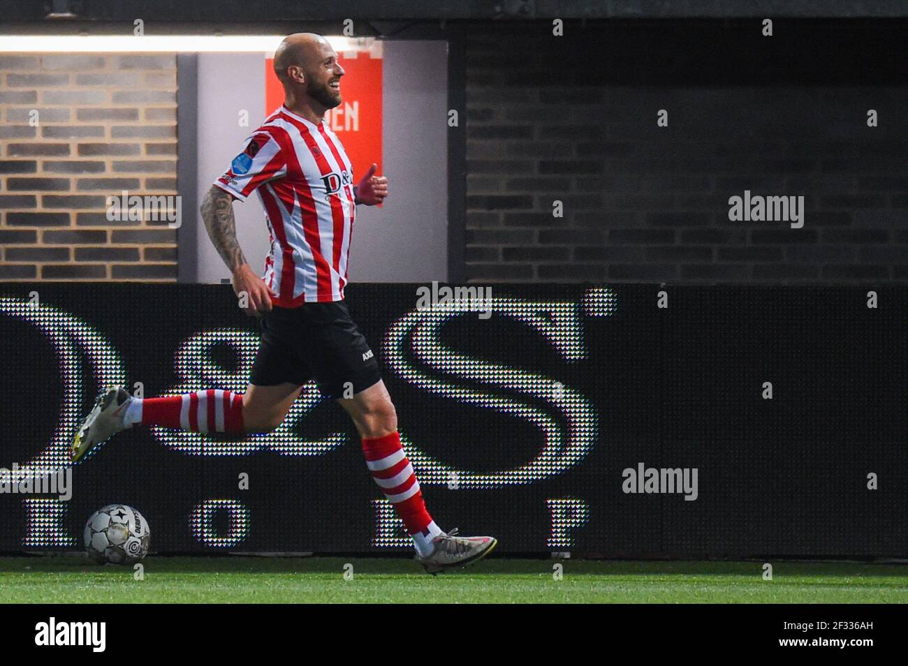 ROTTERDAM, NIEDERLANDE - MÄRZ 13: Bryan Smeets von Sparta Rotterdam feiert sein Tor während des niederländischen Eredivisie-Spiels zwischen Sparta Rotterdam und Stockfoto