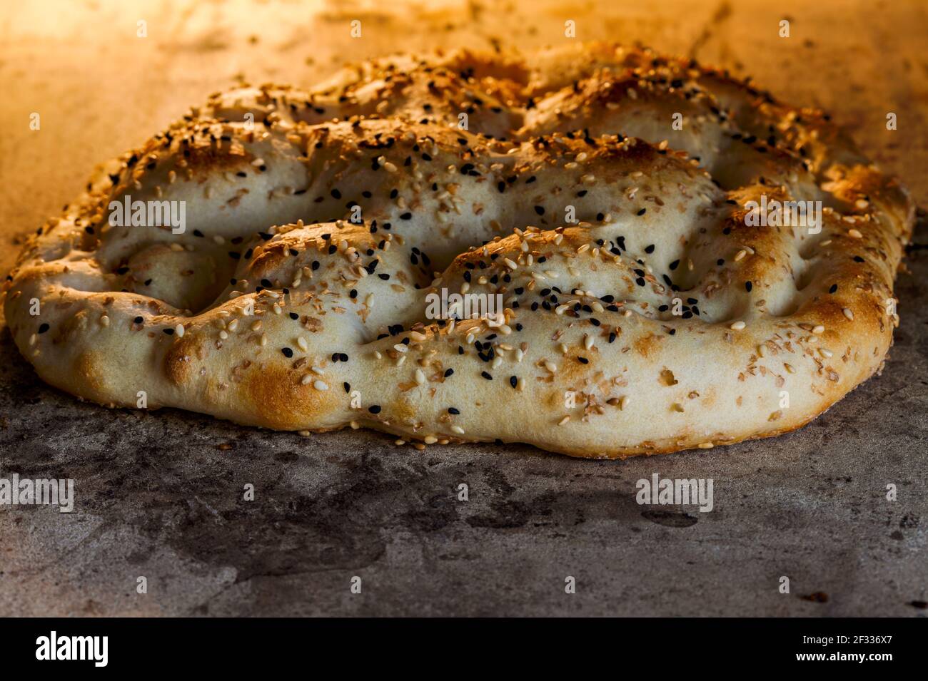 Ramazan Pidesi ist eine Art türkisches Fladenbrot (Pide genannt), das im ramadan in holzgefeuerten Steinöfen gebacken wird. Ein Brot backt ich Stockfoto
