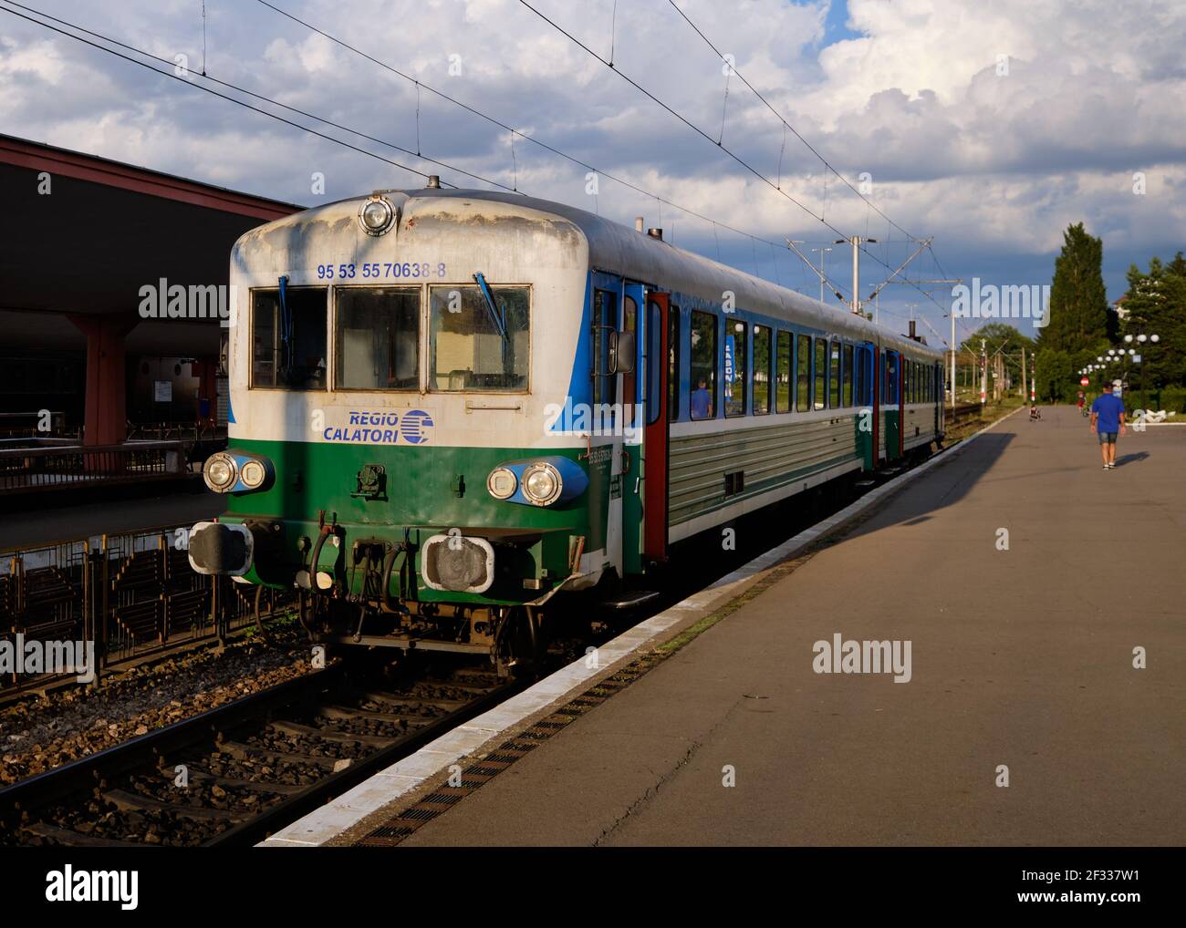 Regionalzug auf Bahnsteig in Brasov, Rumänien Stockfoto