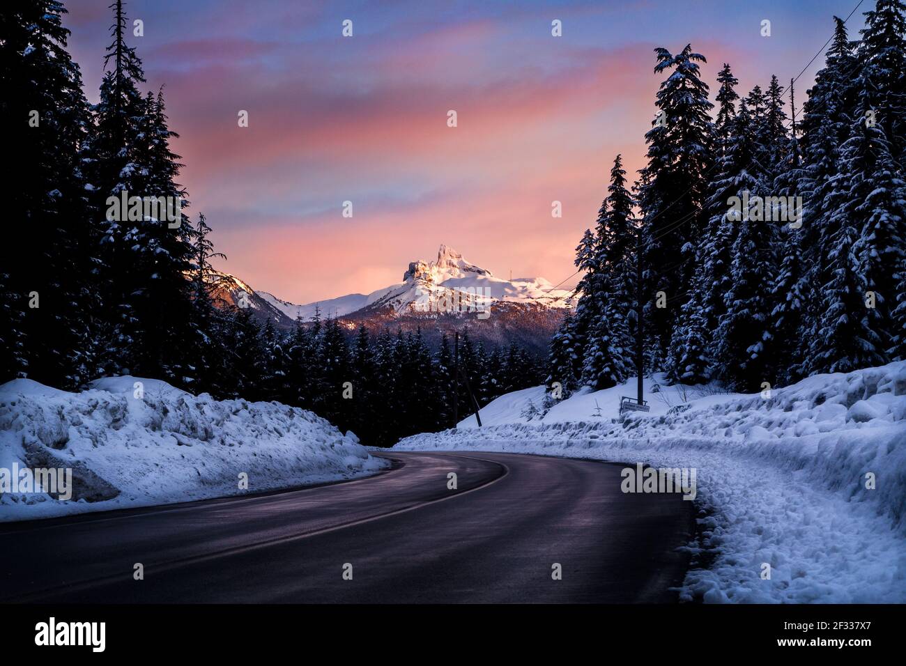 Winterstraße und Berggipfel bei Sonnenuntergang, Black Tusk bei Whistler. Stockfoto