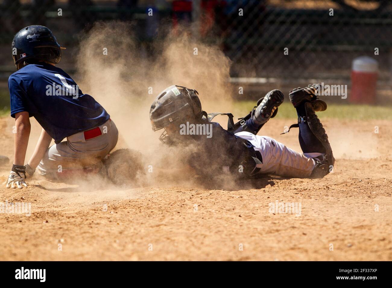 Ein Spiel zu Hause Platte während eines Jugend-Liga-Baseballspiel. Stockfoto