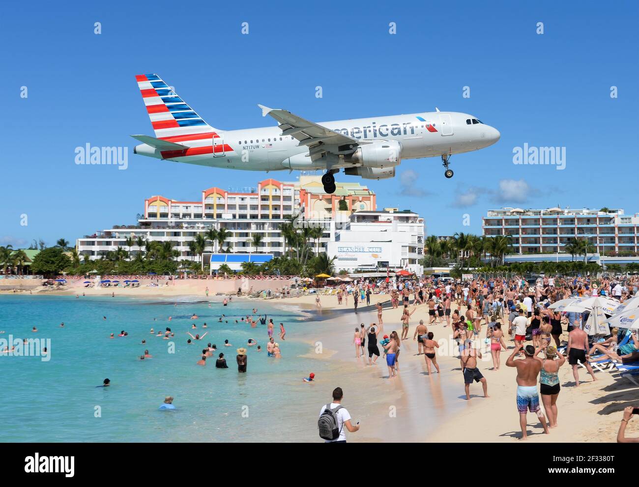 American Airlines Airbus A319 Flugzeuge, die tief über dem touristischen Maho Beach in Saint Maarten, Niederländische Antillen, fliegen. Flughafen Strand in St. Maarten. Stockfoto