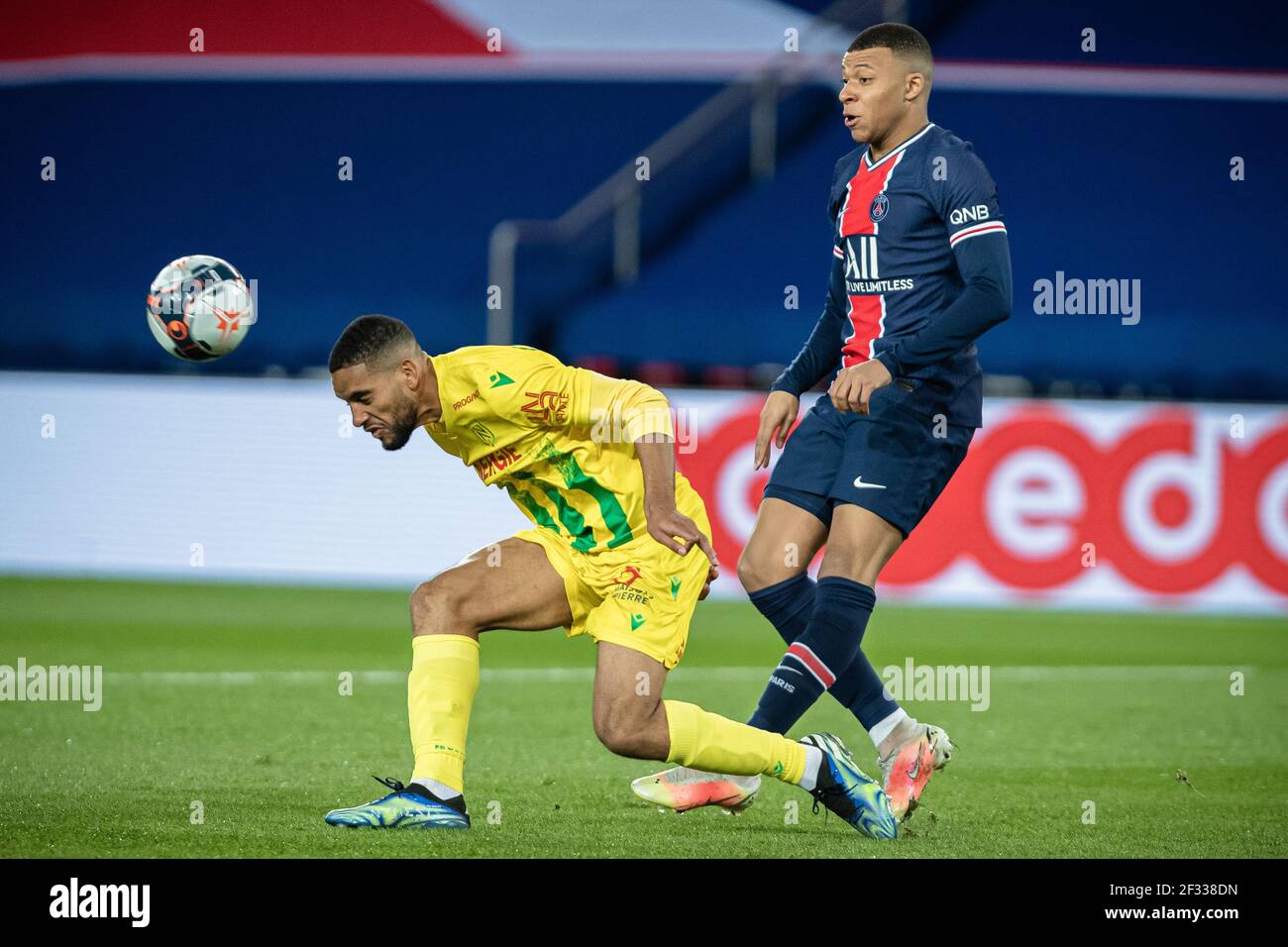 Paris, Frankreich. März 2021, 14th. Kylian Mbappe (R) von Paris Saint-Germain steht mit Ludovic Blas von Nantes während des Fußballspiels der französischen Ligue 1 zwischen Paris Saint Germain (PSG) und dem FC Nantes am 14. März 2021 im Stadion Parc des Princes in Paris, Frankreich, gegenüber. Quelle: Aurelien Morissard/Xinhua/Alamy Live News Stockfoto