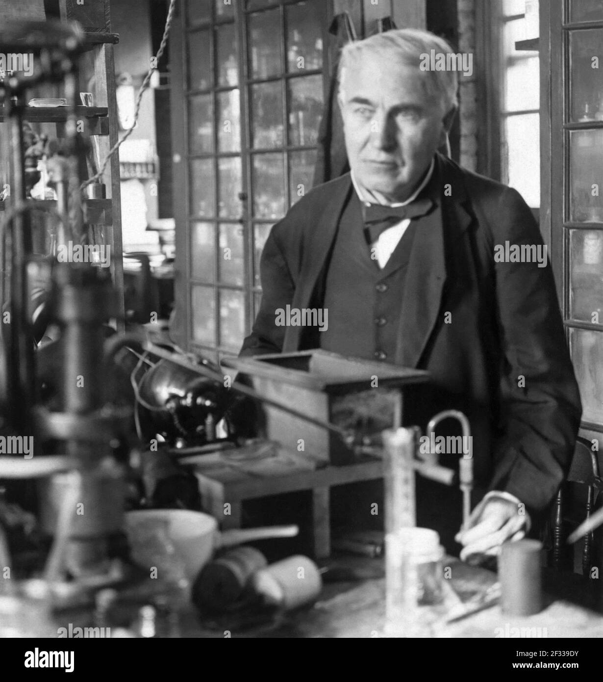 Thomas Alva Edison (1847 - 1931) in seinem Labor, c1915. (USA) Stockfoto