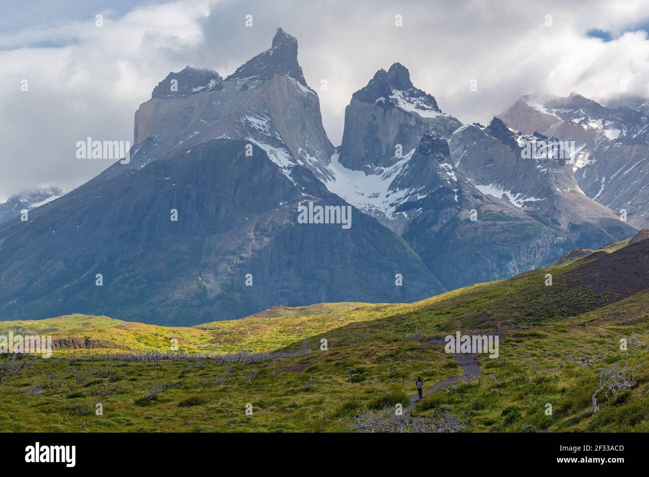 Backpacker Wandern die W Trail Wanderung im Torres del Paine Nationalpark mit den Cuernos del Paine Gipfeln im Hintergrund, Patagonien, Chile. Stockfoto