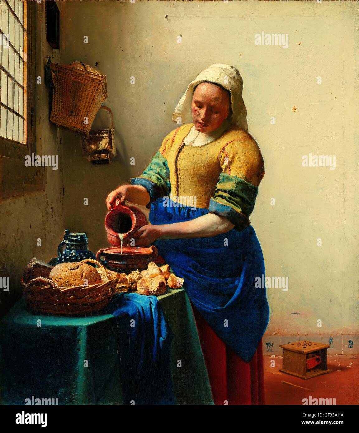 Johannes Vermeer, 1660 das Gemälde zeigt eine Milchmädchen, eine Frau, die Kühe melkt und Milchprodukte wie Butter und Käse in einem einfachen Raum mit Sorgfalt anstellt Stockfoto
