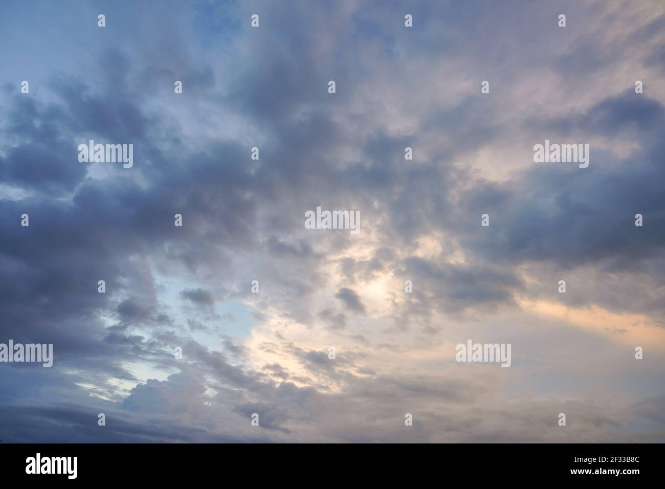 Natürlicher Hintergrund: Dramatischer stürmischer Himmel Stockfoto