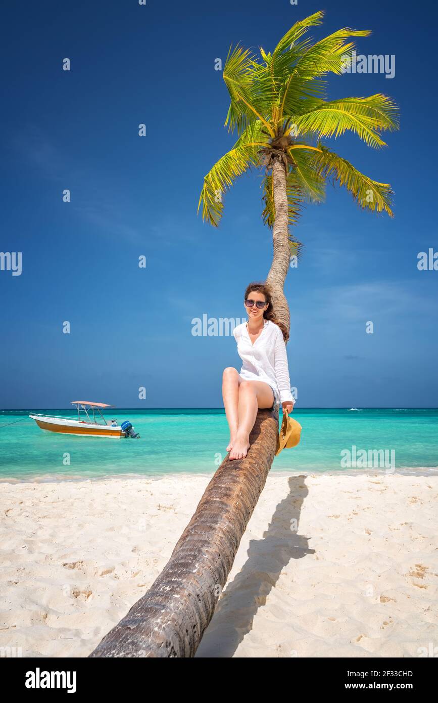 Junge Frau auf das wunderschöne Meer Strand in der Dominikanischen Republik Stockfoto