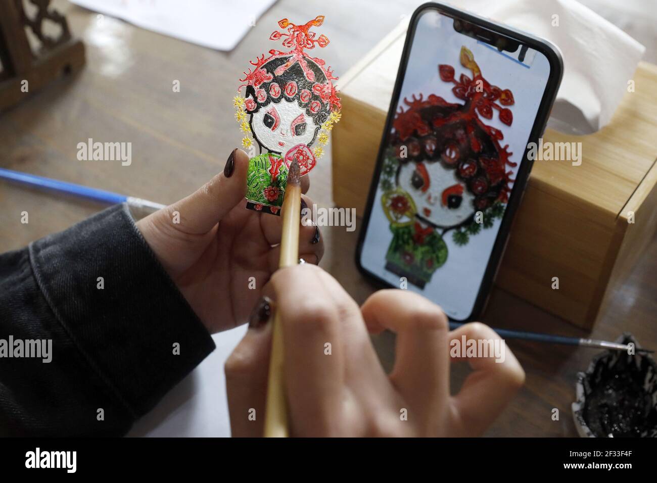 Tengchong, China. März 2021, 14th. Die Touristen machen und spielen am 14th. März 2021 das traditionelle chinesische Schattenpuppenspiel in Tengchong, Yunnan, China.(Foto: TPG/cnsphotos) Quelle: TopFoto/Alamy Live News Stockfoto
