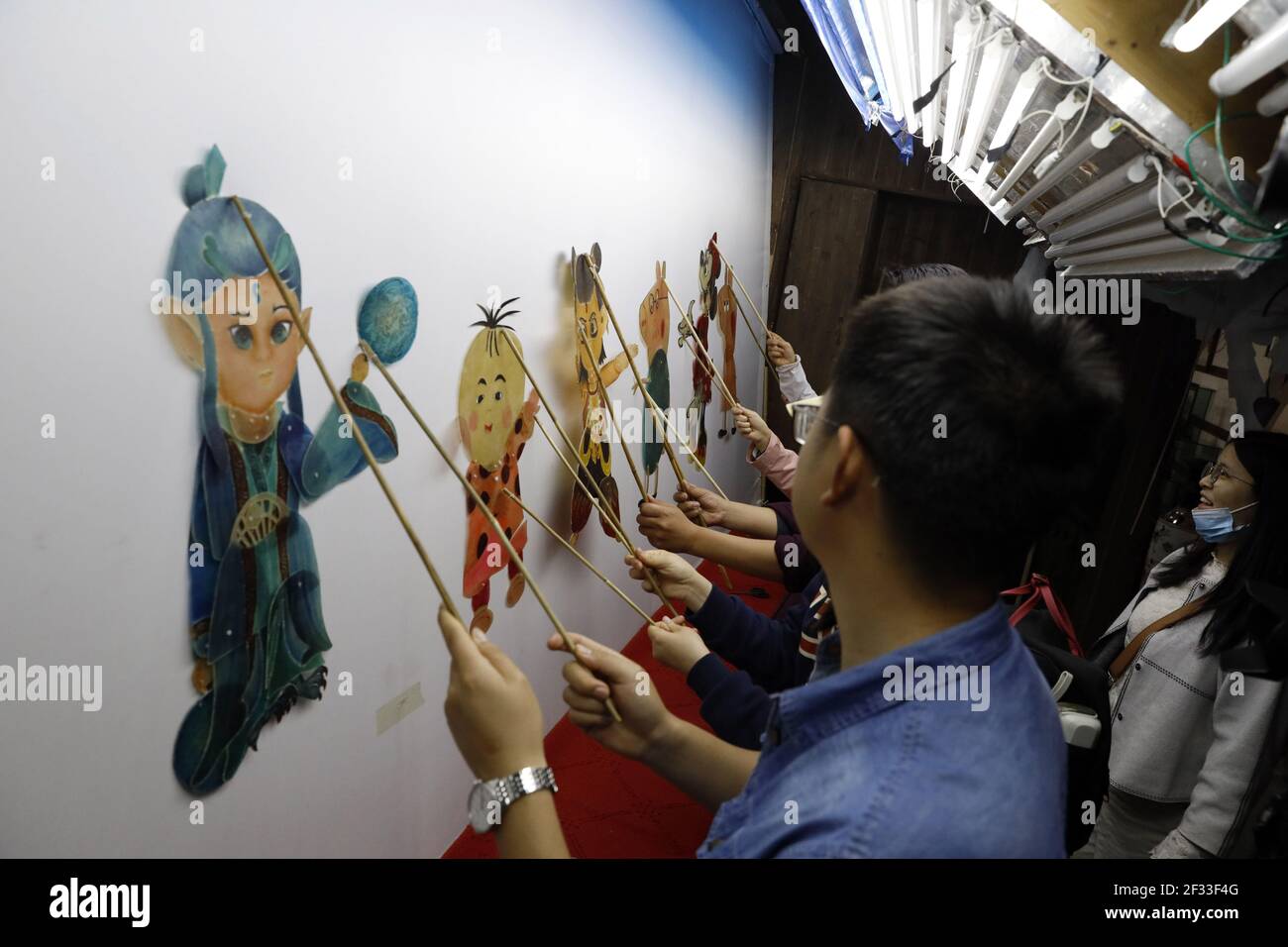 Tengchong, China. März 2021, 14th. Die Touristen machen und spielen am 14th. März 2021 das traditionelle chinesische Schattenpuppenspiel in Tengchong, Yunnan, China.(Foto: TPG/cnsphotos) Quelle: TopFoto/Alamy Live News Stockfoto
