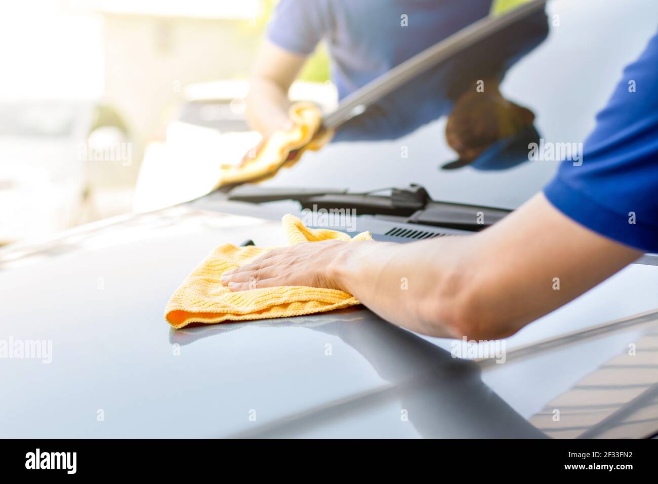 Auto-Service-Arbeiter Polieren (Reinigung) Auto mit Mikrofaser Tuch, Auto Detaillierung oder Valeting Konzept Stockfoto