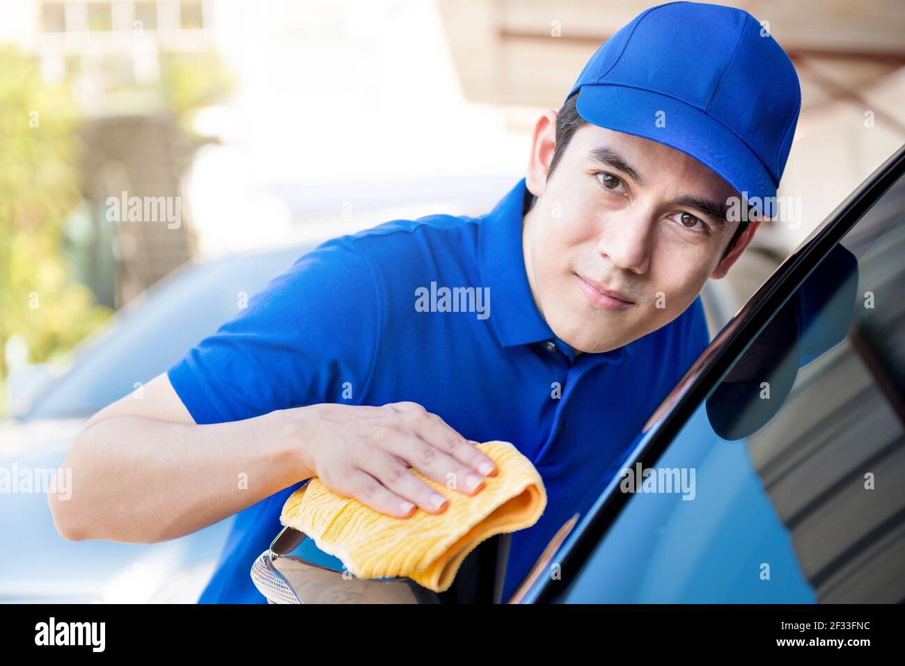 Auto Service Personal Polieren (Reinigung) Auto mit Mikrofaser Tuch, Auto Detaillierung oder Valeting Konzept Stockfoto