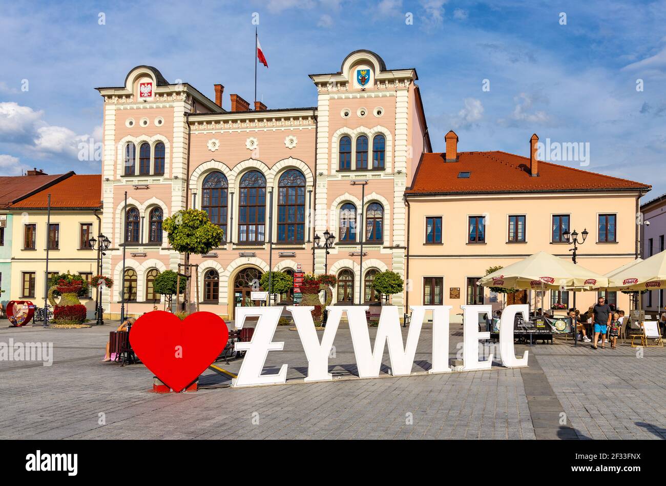 Zywiec, Polen - 30. August 2020: Rathausgebäude mit bunten Stadthäusern und Zywiec-Schild am historischen Marktplatz der Innenstadt Stockfoto