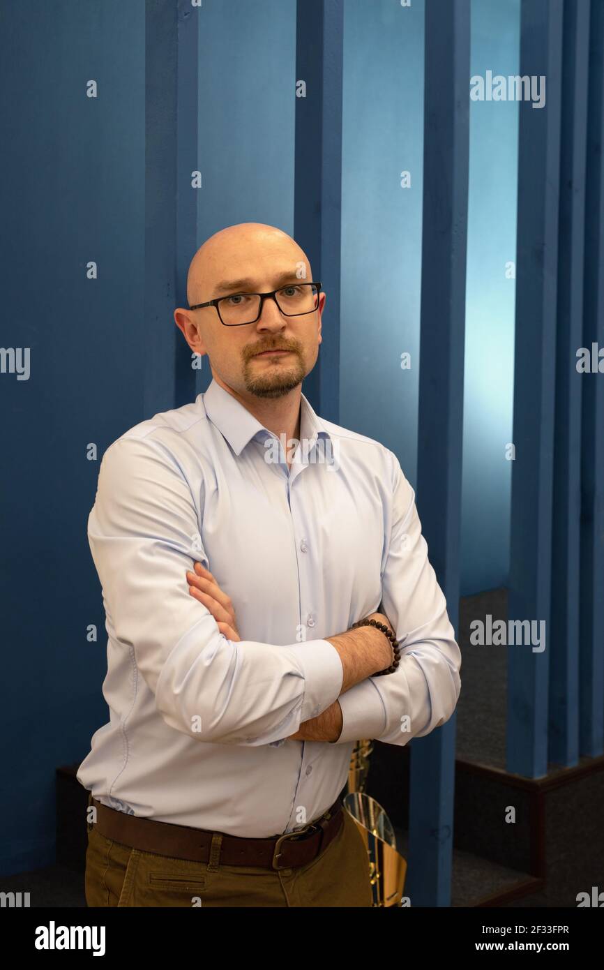 Portrait eines mutigen Bussinesmans mittleren Alters mit Brillen, die selbstbewusst direkt auf dich blicken. Selbstdarstellung. Stockfoto