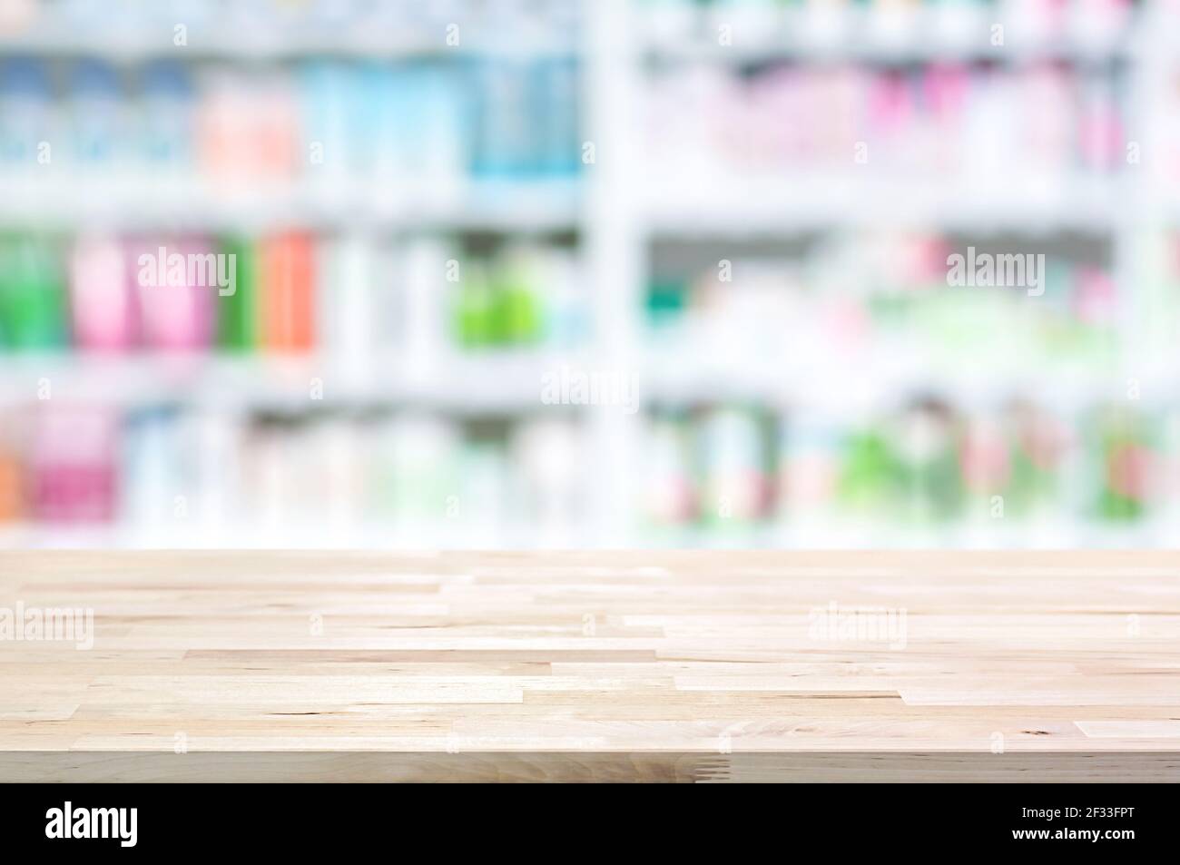 Leere Holztheke auf Blur Apotheke Regal (Oder Apotheke und Kosmetikgeschäft) Hintergrund Stockfoto