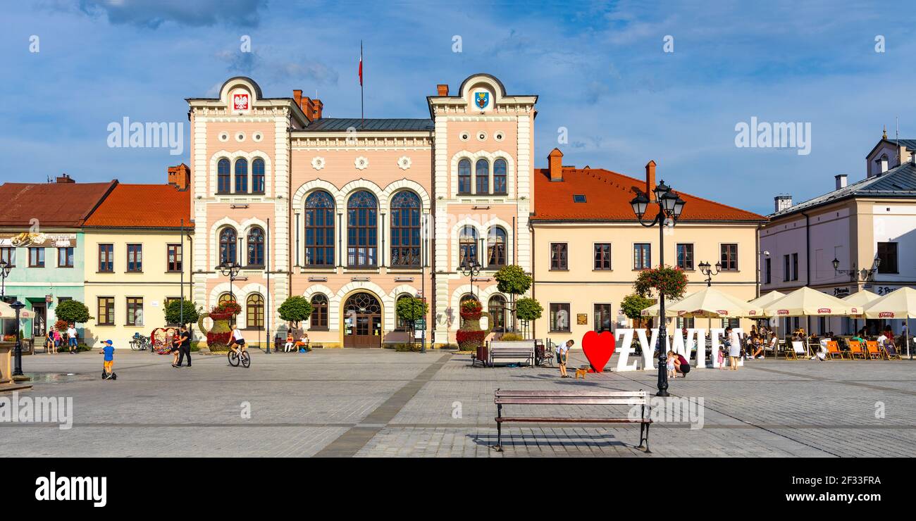 Zywiec, Polen - 30. August 2020: Rathausgebäude mit bunten Stadthäusern und Zywiec-Schild am historischen Marktplatz der Innenstadt Stockfoto
