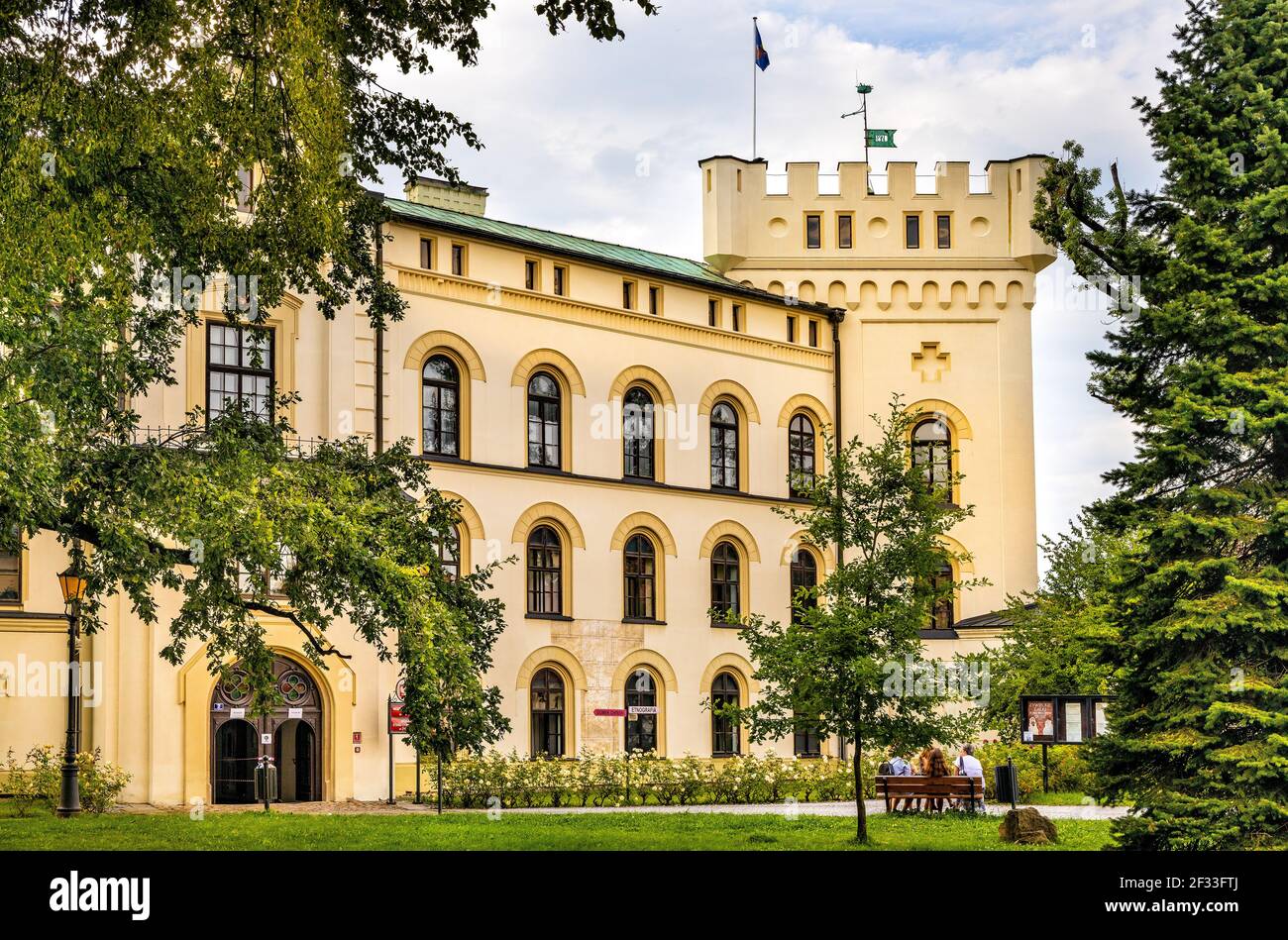 Zywiec, Polen - 30. August 2020: Zywiec Altes Schloss mit Hauptwachturm und südöstlicher façade Hauptfassade im historischen Park im Stadtzentrum der Altstadt Stockfoto