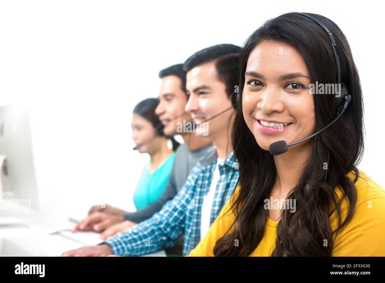 Lächelndes, zwangloses Call Center (oder Telemarketingteam) Stockfoto