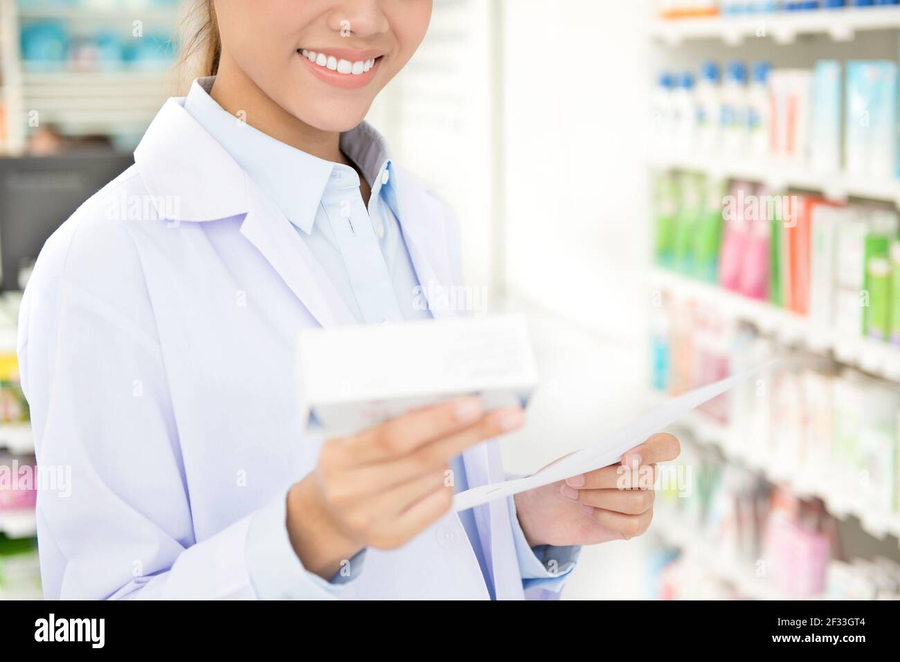 Apothekerin hält Rezept Kontrolle Medizin in der Apotheke (oder Drogerie) Stockfoto