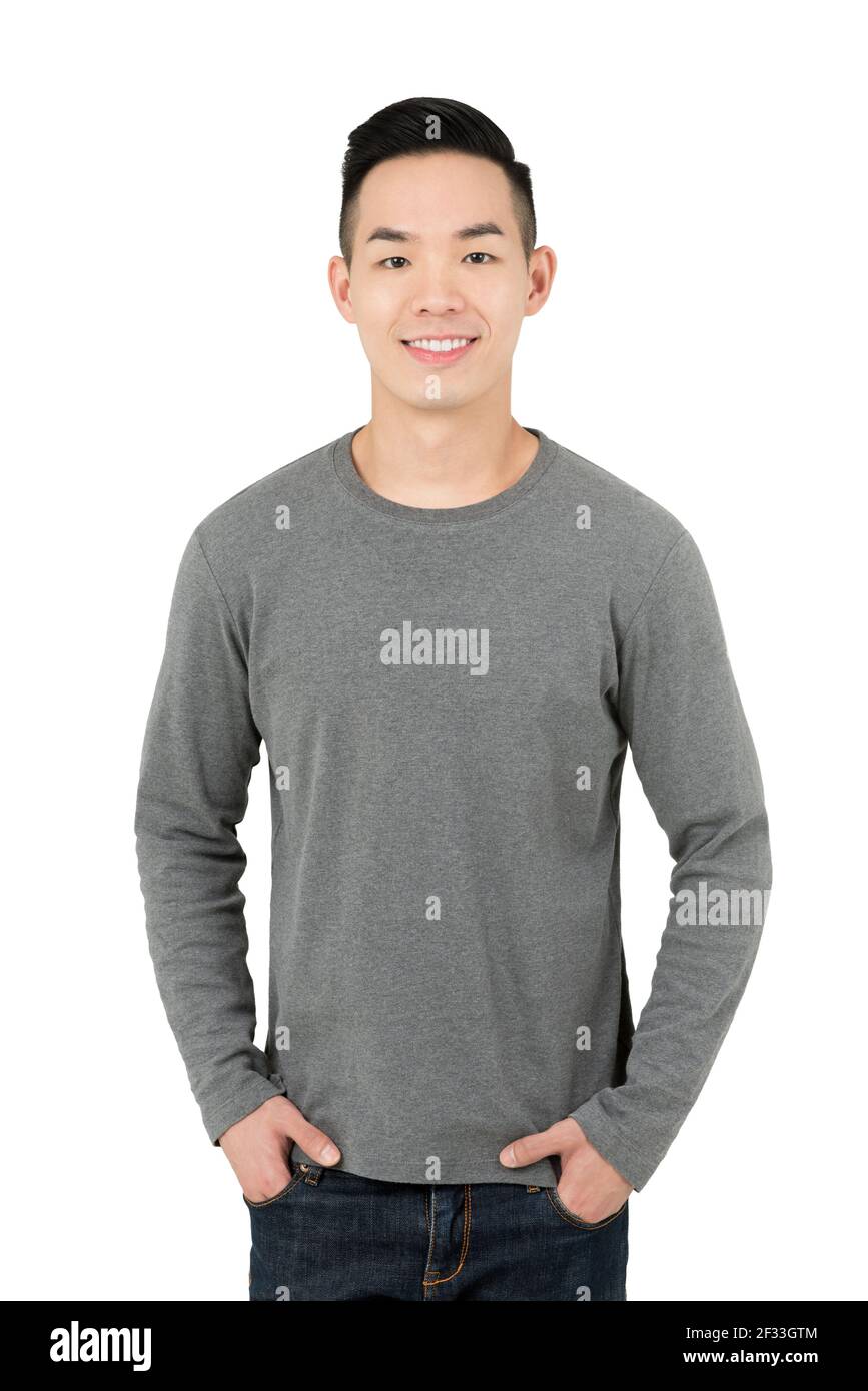 Lächelnder junger asiatischer Mann in grauem Langarm-T-Shirt, auf weißem Hintergrund Stockfoto