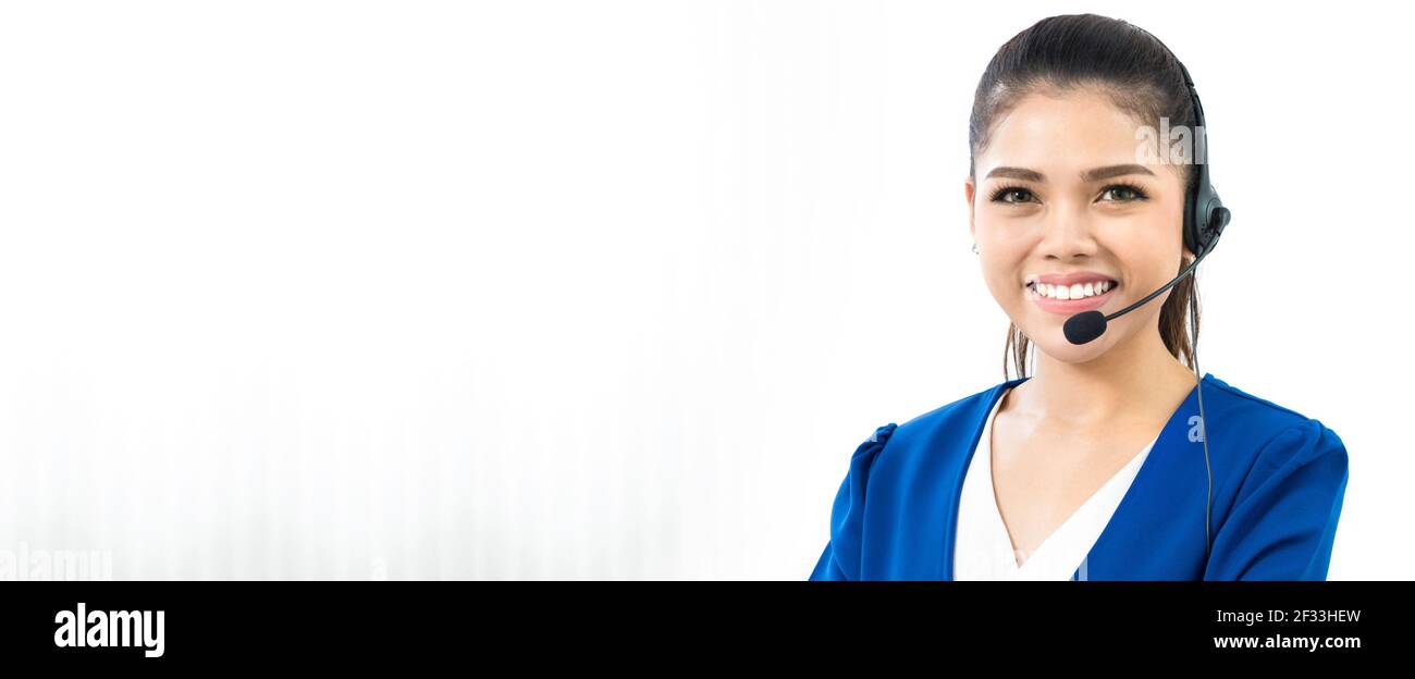 Lächelnde Frau mit Mikrofon-Headset als Operator, Telemarketer oder Callcenter-Mitarbeiter - Panorama-Banner-Hintergrund mit Kopieplatz Stockfoto