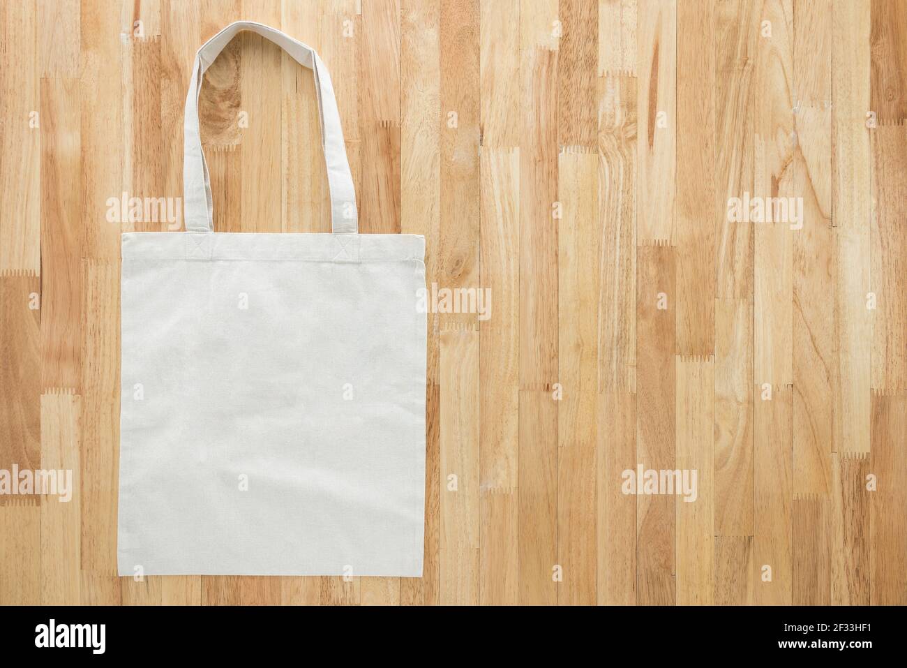 Wiederverwendbare weiße Stoff Einkaufstasche auf Holz Hintergrund mit Kopie Platz Stockfoto