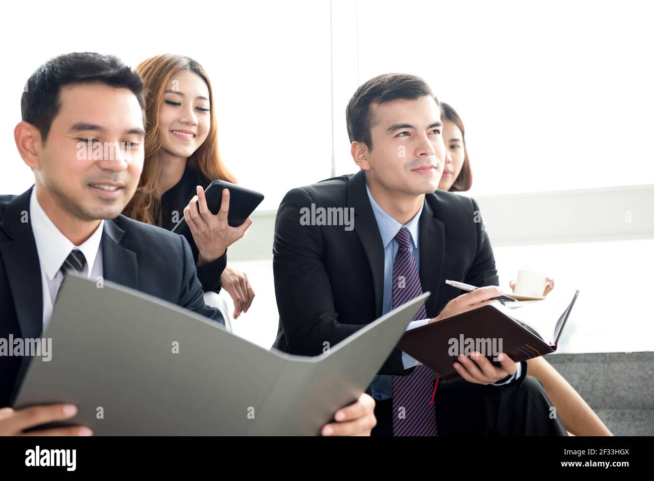 Geschäftsleute, die in der Gruppe als Zielgruppe in der Schulungsklasse sitzen Stockfoto