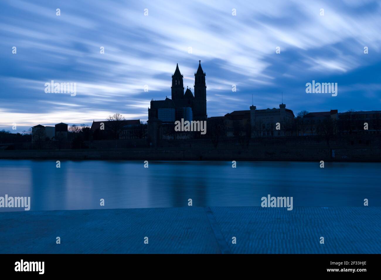 Deutschland, Sachsen-Anhalt, Magdeburg, Sturmwolken ziehen über den Magdeburger Dom. Stockfoto