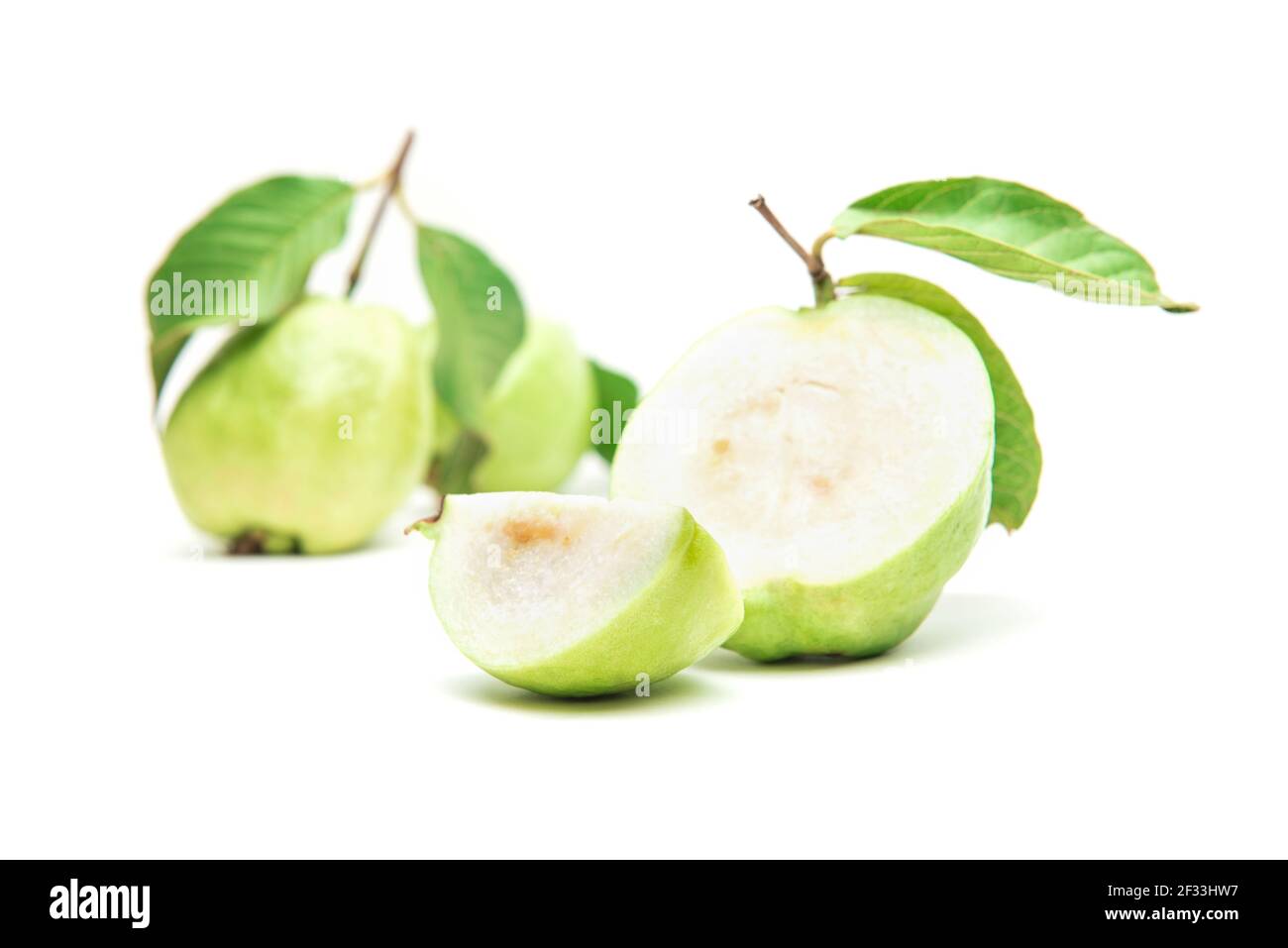 Guavafrüchte auf weißem Hintergrund Stockfoto
