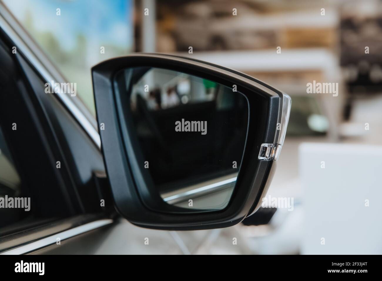 Seitenspiegel in einem modernen Auto. Stockfoto