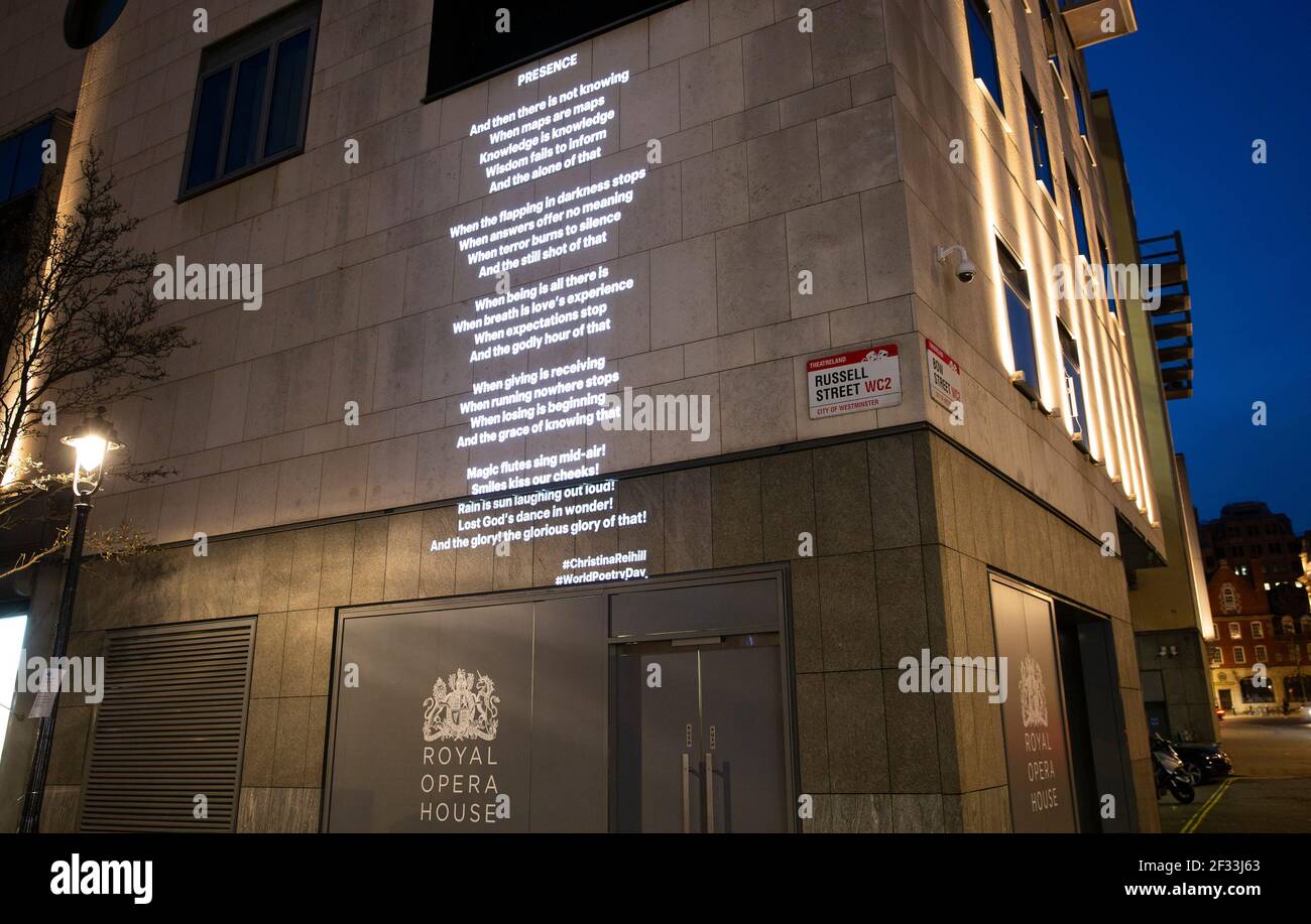 REDAKTIONELLE VERWENDUNG NUR EIN neues Gedicht mit dem Titel "Presence" der Wortinstallationskünstlerin Christina Rehill wird am Sonntag, den 21st. März, zum UNESCO Welttag der Poesie in das Royal Opera House in London projiziert. Bilddatum: Freitag, 12. März 2021. Stockfoto