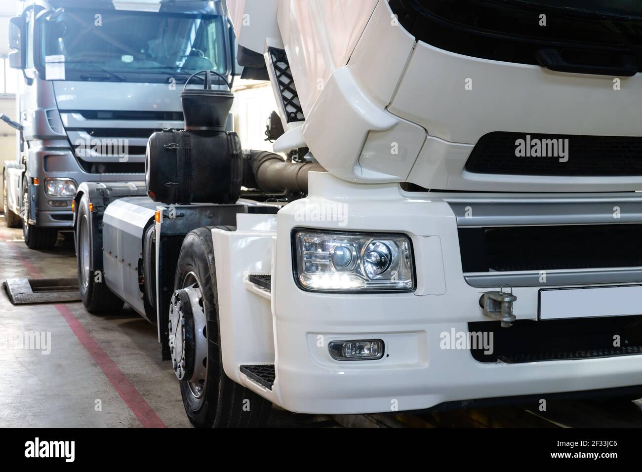 Werkstatt für LKW-Reparatur vor der Tür Stockfoto