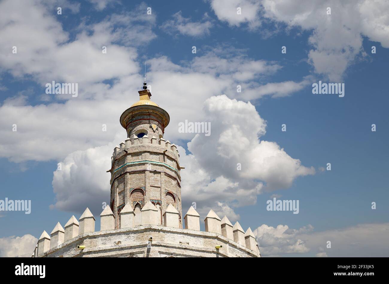 Torre del Oro oder Goldener Turm (13th Jahrhundert), ein mittelalterlicher arabischer militärischer dodekagonaler Wachturm in Sevilla, Andalusien, Südspanien Stockfoto