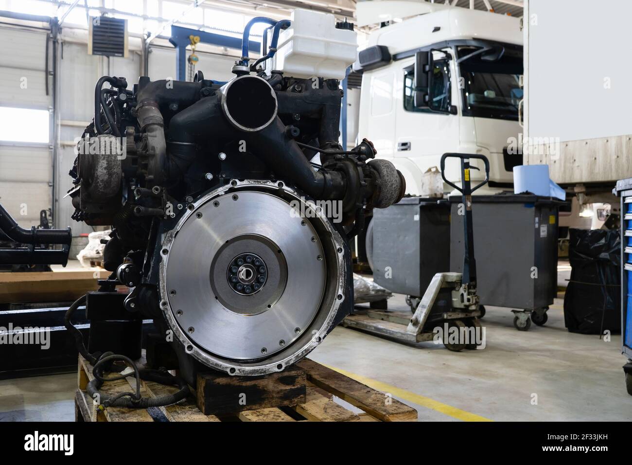 Werkstatt für LKW-Reparatur vor der Tür Stockfoto