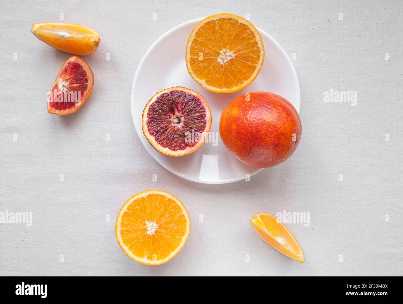 Frische leckere Schnittvariantenvon Orangen auf einem Hite-Teller. Stockfoto