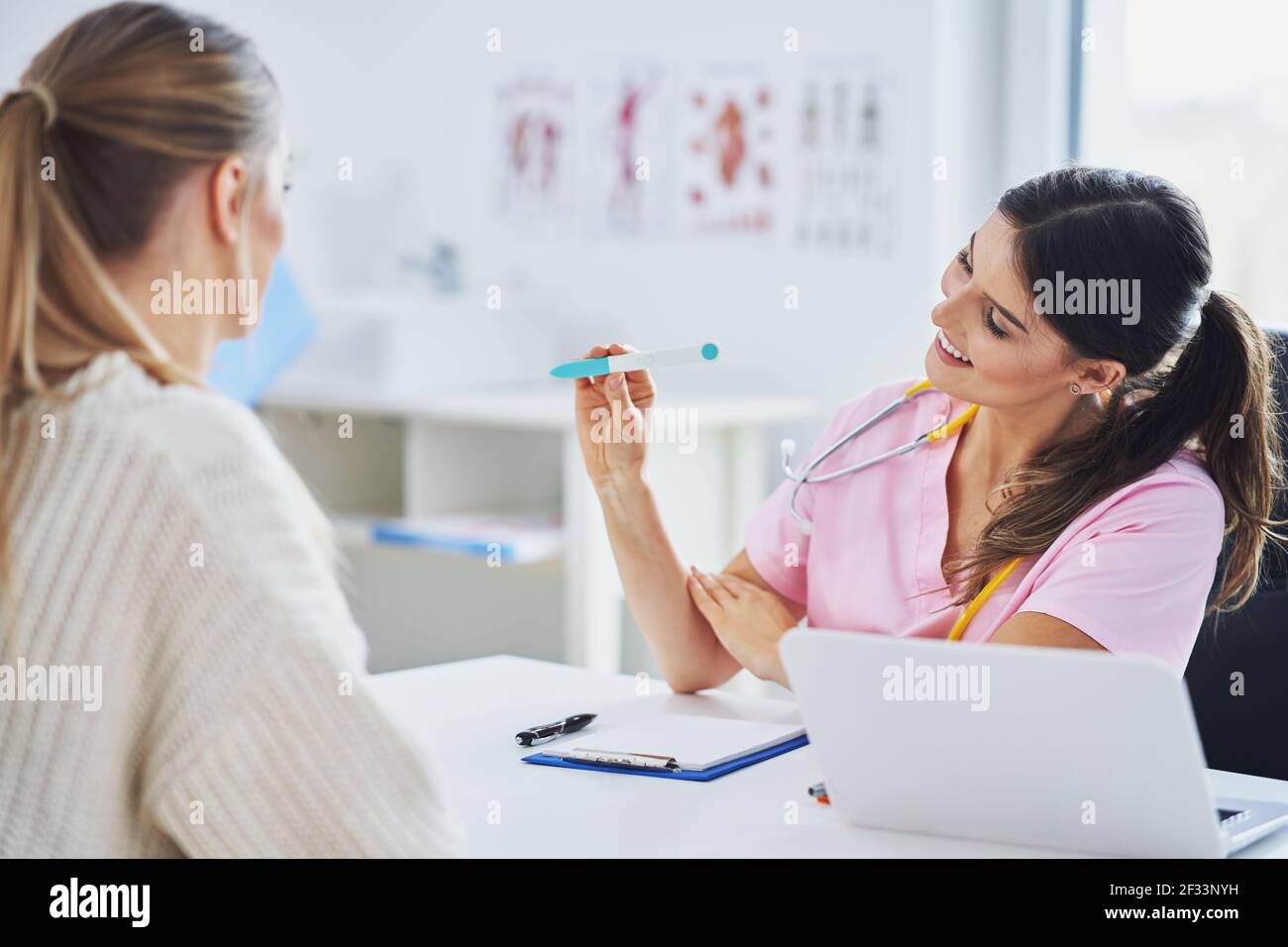 Arzt, Diagnose, ihre Patientin zu erklären Stockfoto