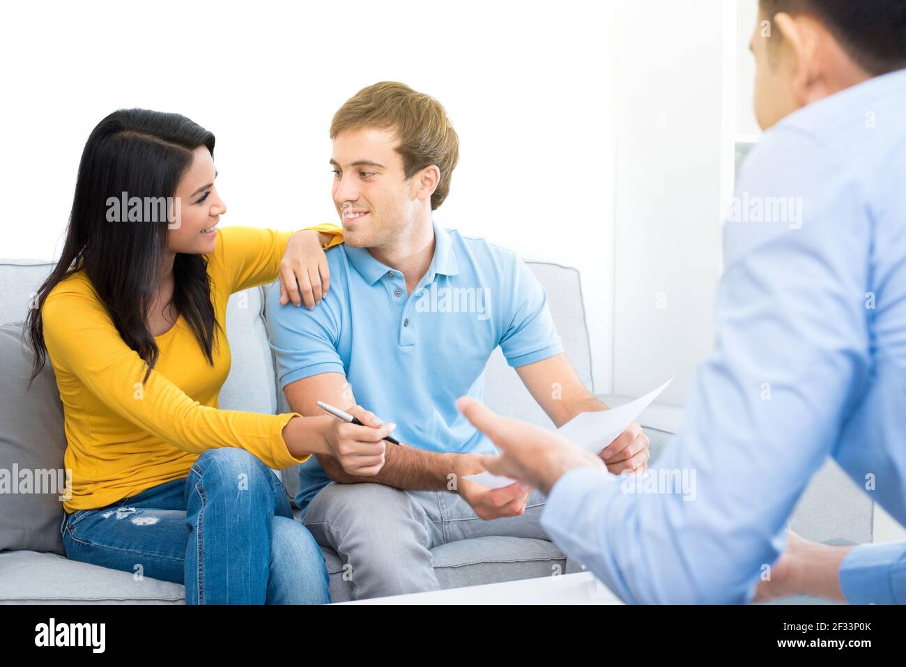 Junge interracial paar Treffen mit Berater (oder Berater, Finanzberater, Immobilienmakler etc.) Stockfoto